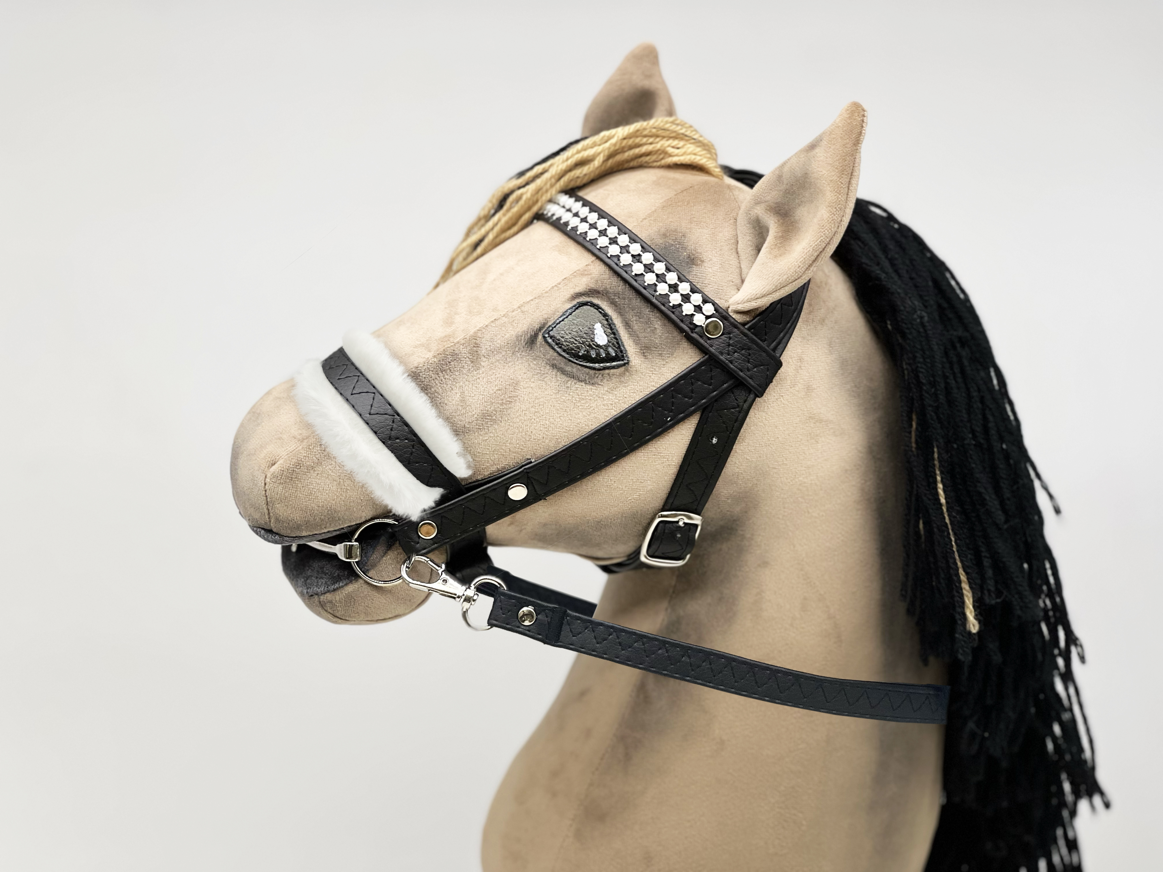 Hophorse  Trense mit Nasenriemen (Fell) und Zügel,unterschiedlich dekorierten Stirnbändern